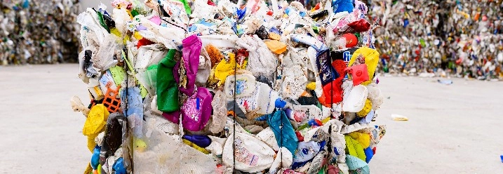Ein großer Ballen aus zusammengepresstem Plastikmüll.